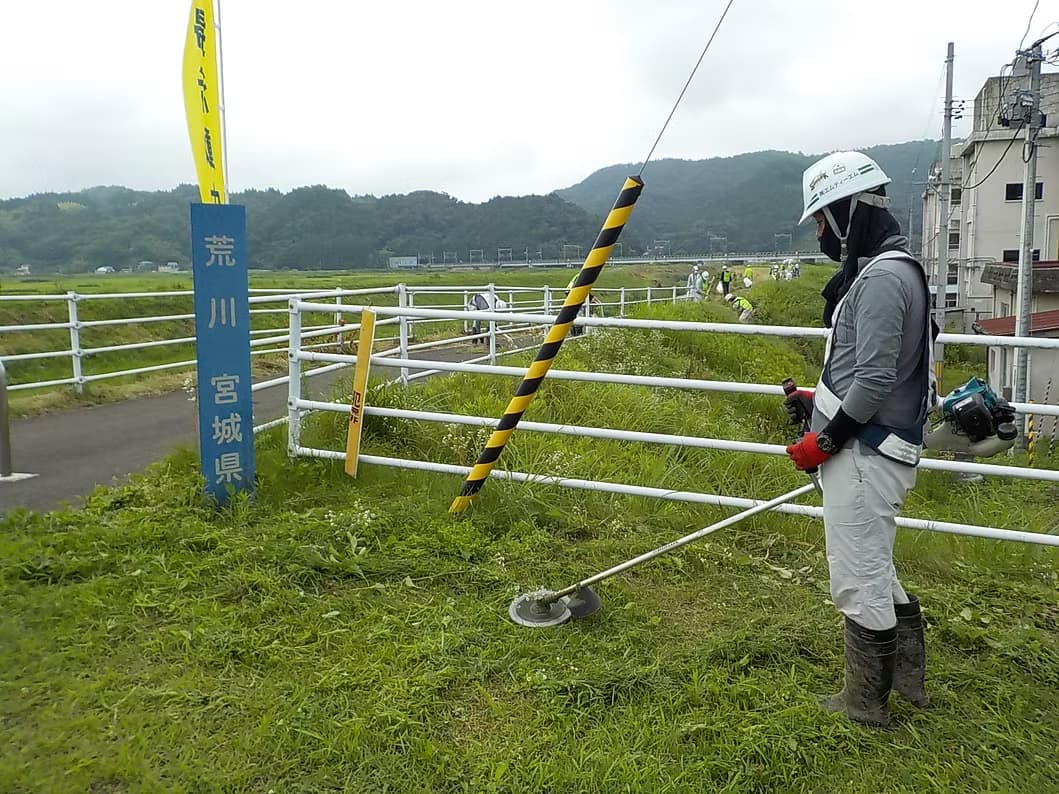 荒川の清掃活動を行いました